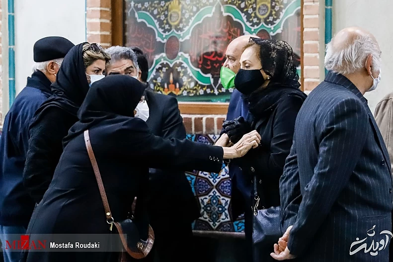 (تصاویر) همسر و فرزندان محمدرضا شجریان در مراسم وداع با پیکر استاد